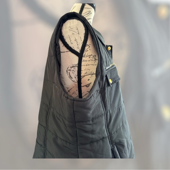 Casual Identity-Stylish Black Quilted Vest with Gold Accents - Picture 3 of 3